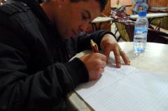 Hamza qui me donne un petit cour d'arabe au café